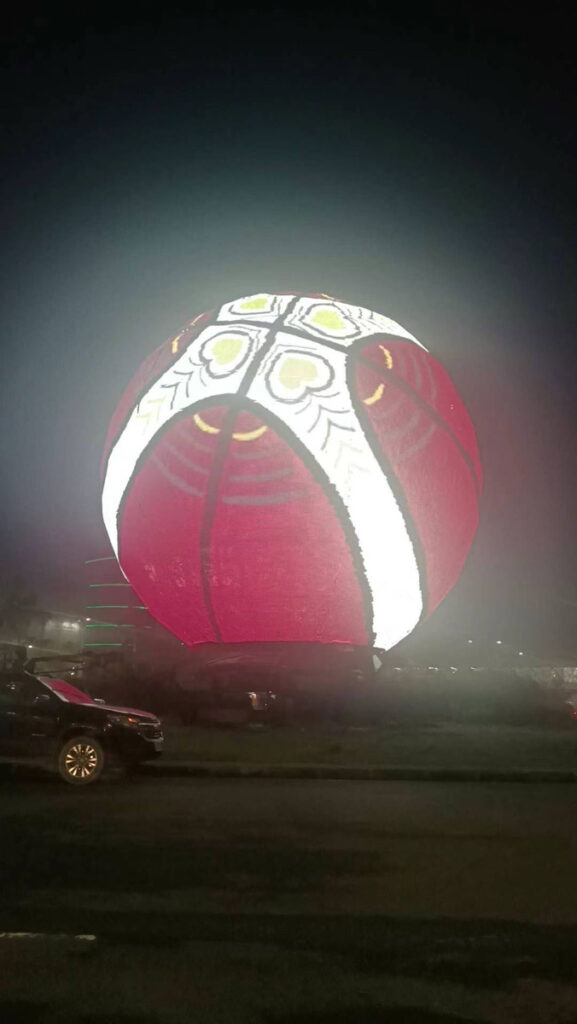 海外の屋外用球体LEDの風景